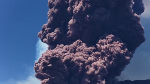 Peak terror Italy’s Mount Etna erupts in smoky display