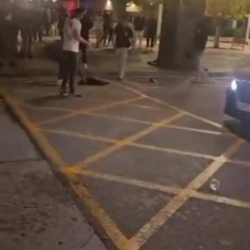 Ataque en el Port Olímpic de Barcelona: migrantes agreden violentamente a taxista