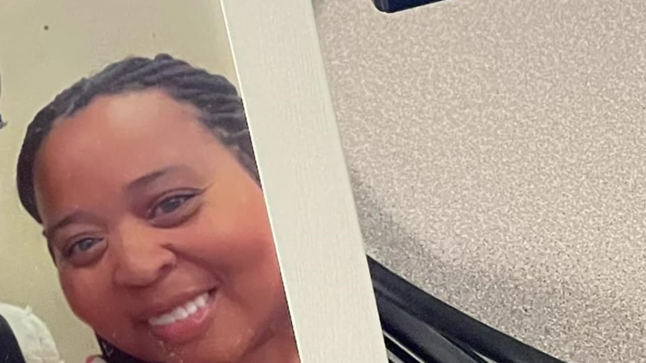 Jamal Roberts’ Lighthearted Desk Photo Wins Over Fans