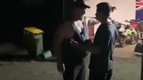 Disputa por una luz termina en pelea en un jardín