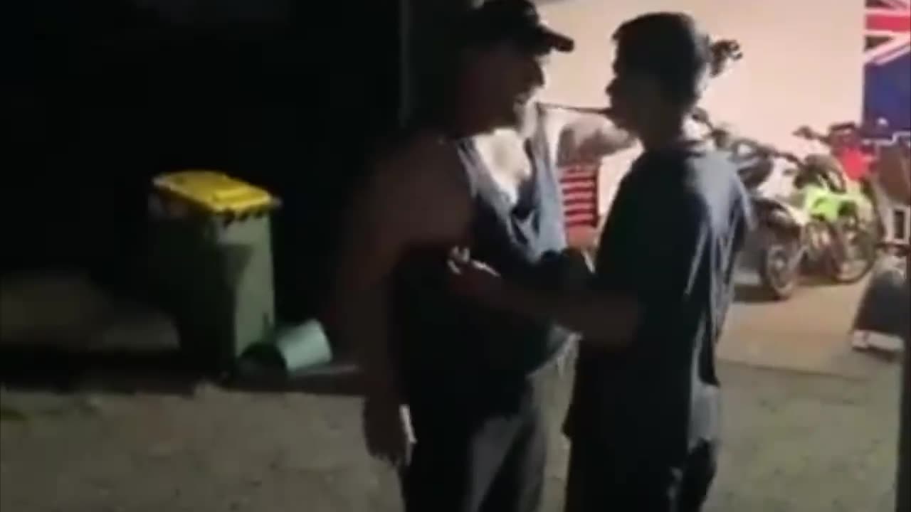 Disputa por una luz termina en pelea en un jardín