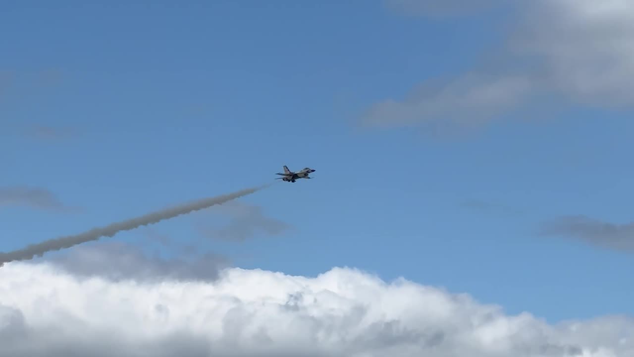 USAF Thunderbirds Perform 4-Way Crossover