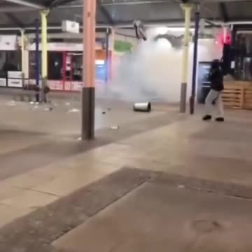 Migranci w Wiedniu wysadzili automat z napojami za pomocą bomby.