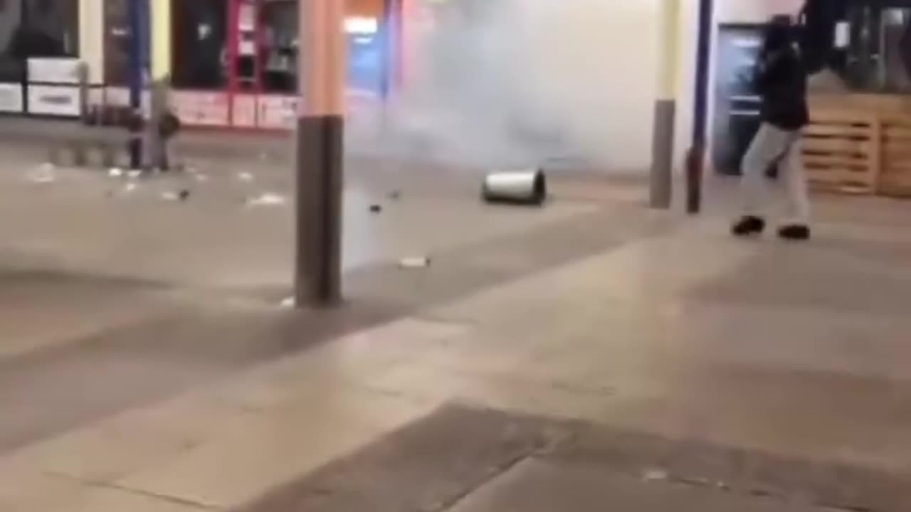 Migranci w Wiedniu wysadzili automat z napojami za pomocą bomby.