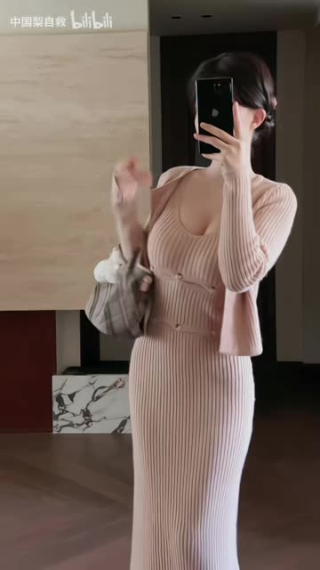 Seductive Snow White Gown Lissome Model Walk | Daily Beauty EP 1610