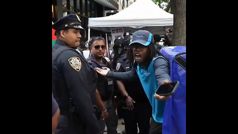 Repartidor de Amazon carga contra manifestantes propalestinos por no dejarle pasar