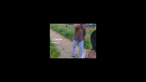 caplokan jaranan 😂😂 little boy being chased