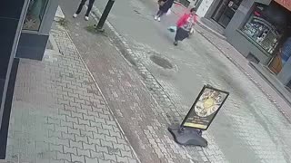 W poniedziałek na ul. Krzywej w Nowym Targu doszło do groźnego i nietypowego wypadku.