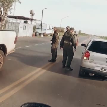 🇦🇷 Llegué a ARGENTINA y los GENDARMES 👮 me dan La BIENVENIDA ASÍ #5 #shorts