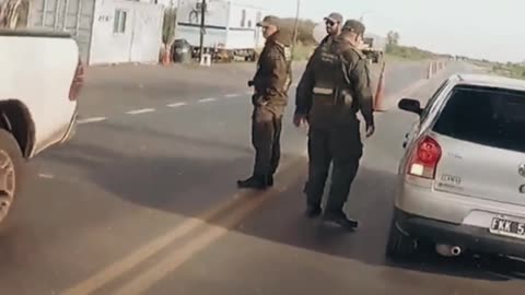 🇦🇷 Llegué a ARGENTINA y los GENDARMES 👮 me dan La BIENVENIDA ASÍ #5 #shorts