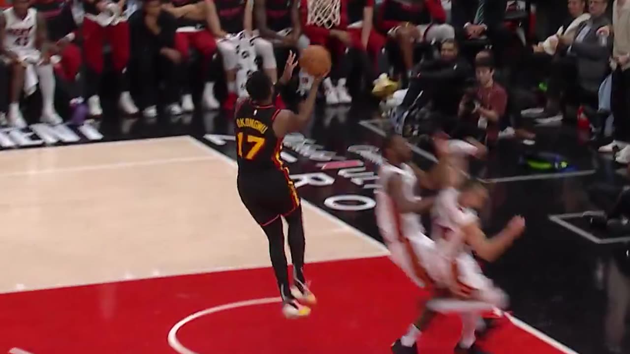 NBA - Okongwu picks it CLEAN and takes it for two 😤