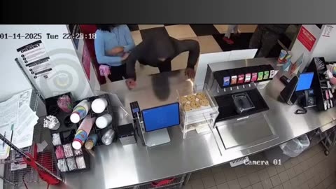 🚨 Restaurant Chaos Caught on Camera