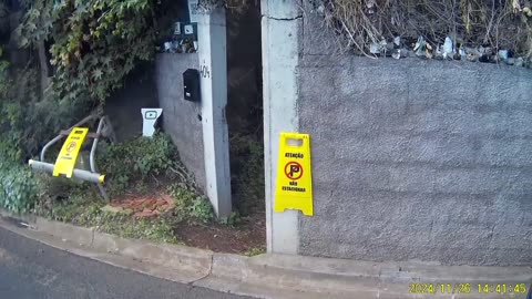 241126A___Madeira_NS-404,_new_"no_parking"_signs_at_entrance_to_garden.(720p)