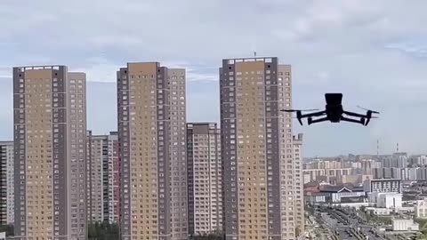 🇰🇿 In Astana, Kazakhstan, during a military parade, a drone approached a woman’s