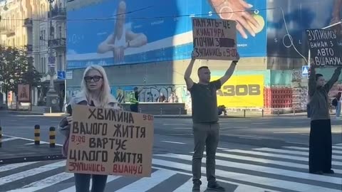 🇺🇦🕯️In Kyiv, Khreshchatyk Street was blocked off today for a nationwide minute of silence