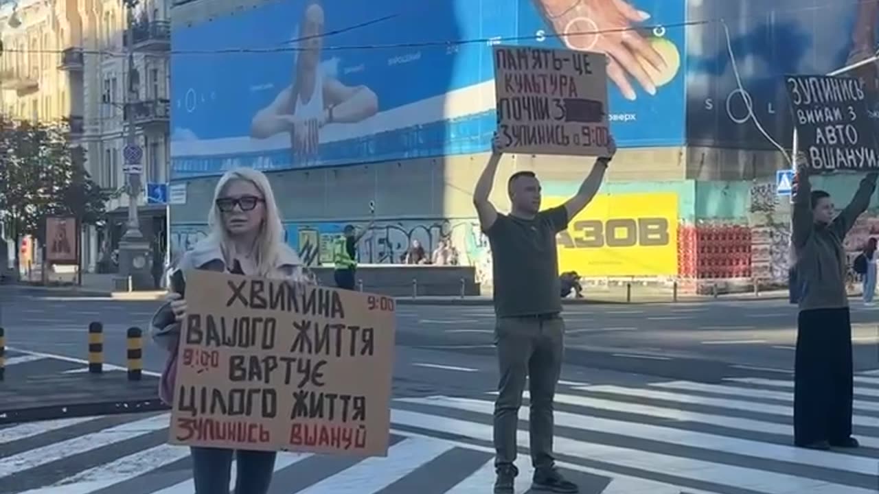 🇺🇦🕯️In Kyiv, Khreshchatyk Street was blocked off today for a nationwide minute of silence