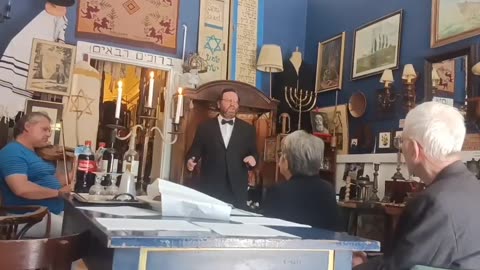 Obudź się, kto kogo zabił; śpiewanie na urodzinach Amira bez usprawiedliwiania jego czynu