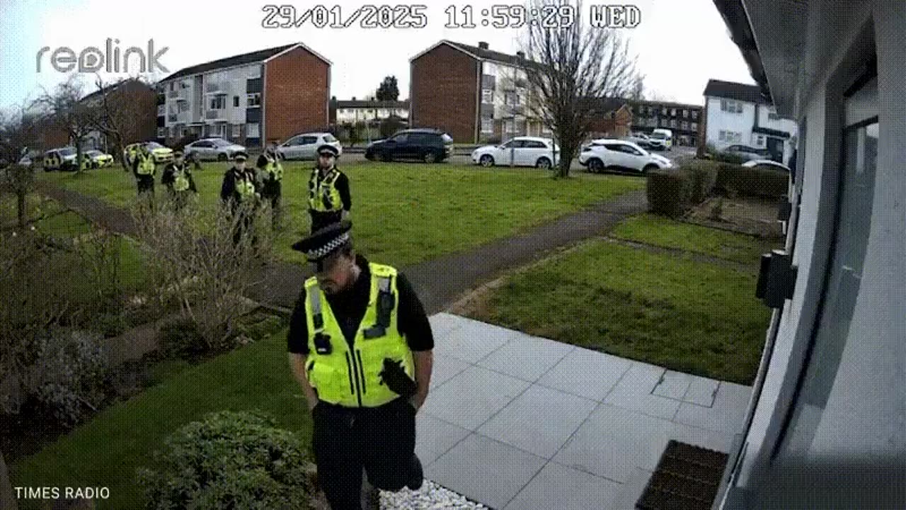 Starmer's regime at it again. Police sent six uniformed officers to arrest two