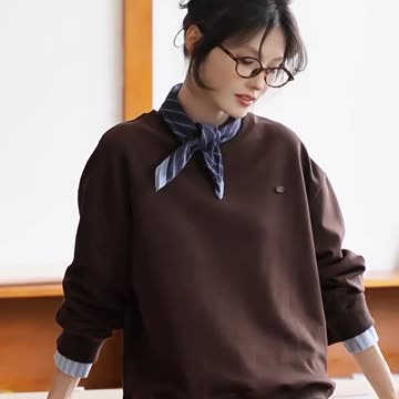 Women's stylish loose-fitting sweatshirt made of soft fabric for everyday and office looks