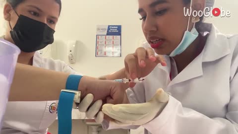 Nurses face a dramatic blood flow after removing the needle before the tourniquet