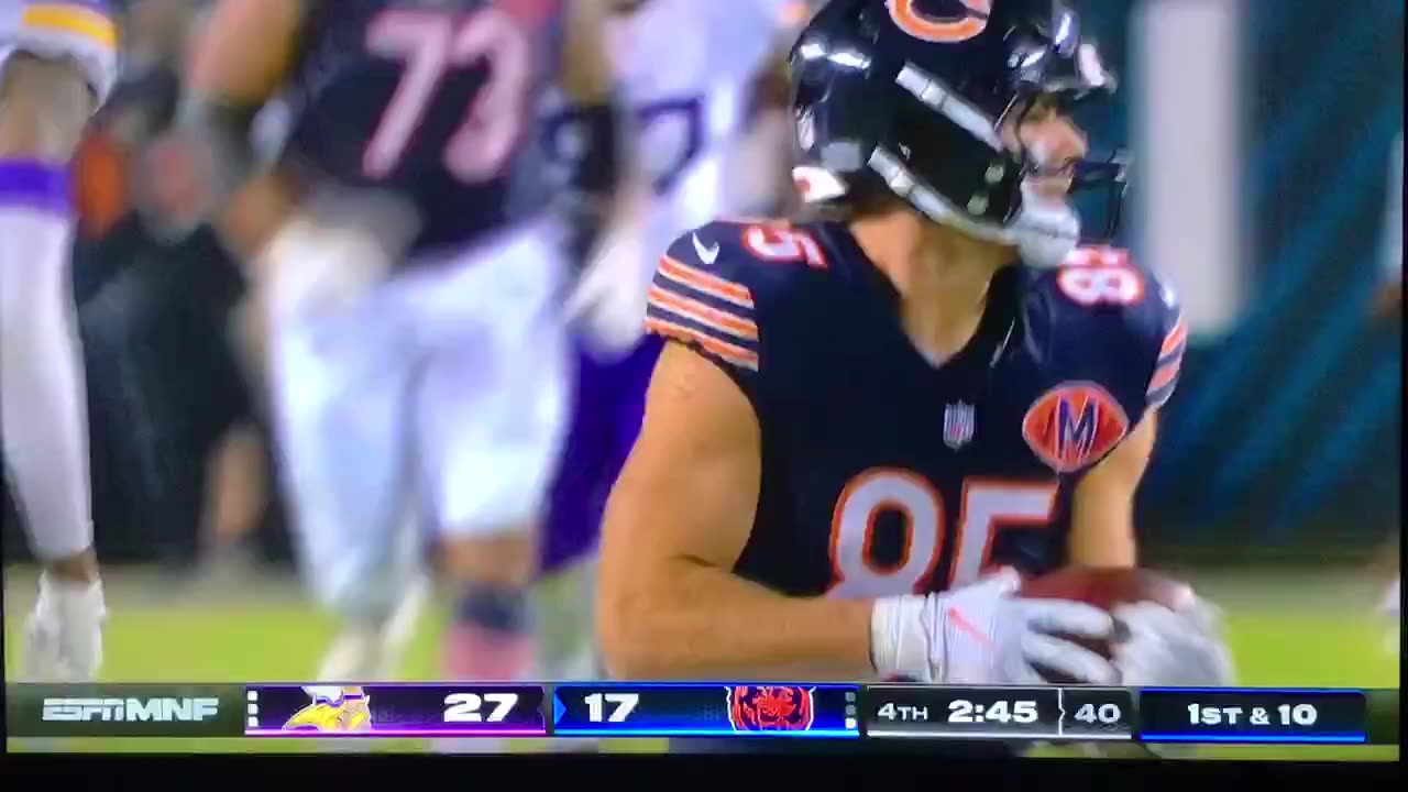 Bears TE Kmet w/circus catch