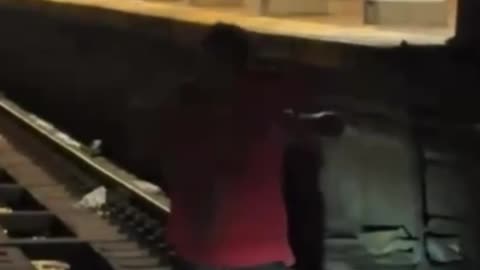 Hombre ‘se asea’ entre las rieles del metro de Nueva York