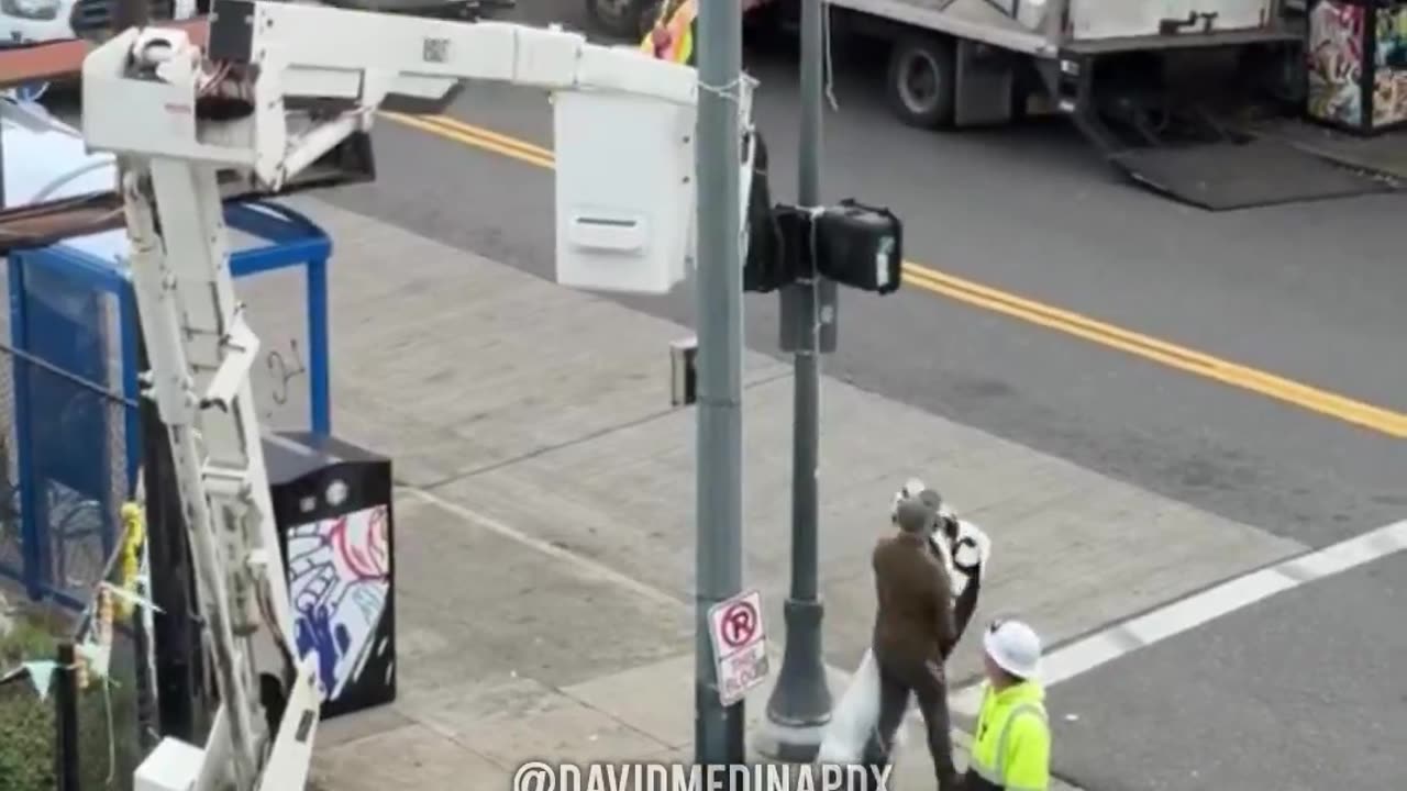 🚨 An IRATE, masked Portlander is seen confronting and harassing city workers