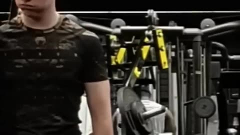I Did Calisthenics In A Gym Full Of Bodybuilders...#gym #calisthenics #calisthenicsworkout #workout