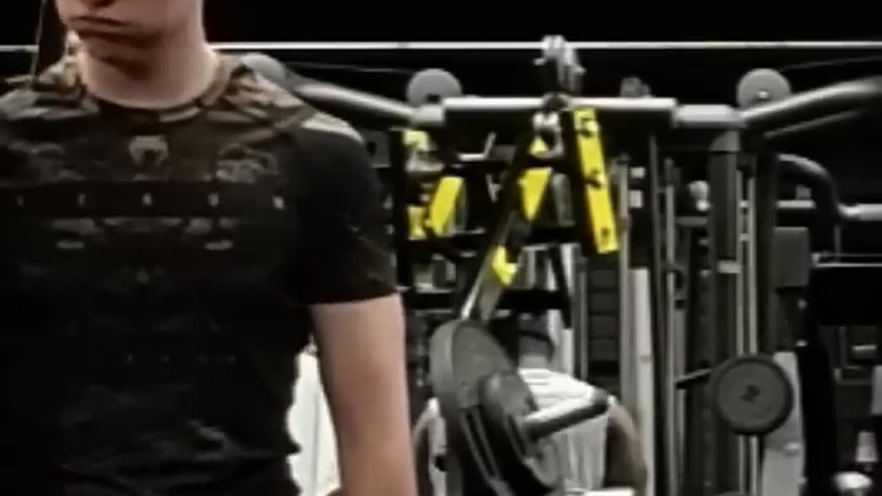 I Did Calisthenics In A Gym Full Of Bodybuilders...#gym #calisthenics #calisthenicsworkout #workout
