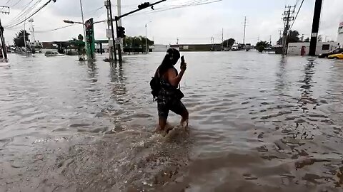 Heavy rains flood neighborhood in Central Mexico
