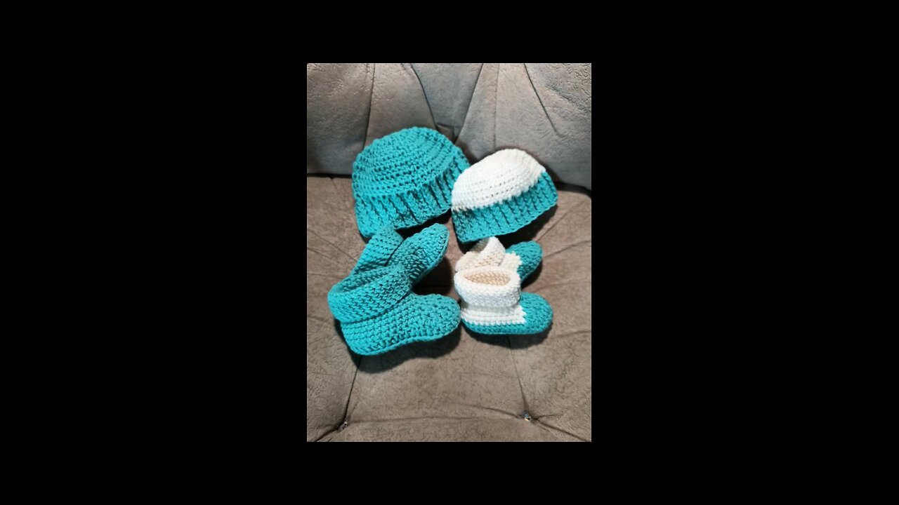 Crocheted baby hats and shoes 🍼 🐻
