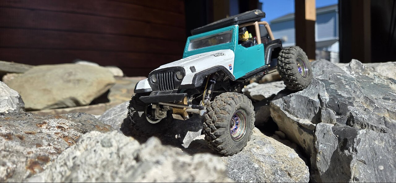 SCX24 Wrangler on the rocks, SHINY TREAL!