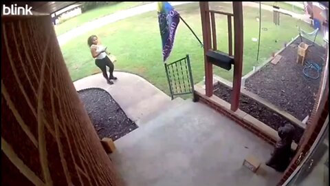 Lady spotted dropping off a meal and picking up a package 📦🍴 #DeliveryExchange #japd