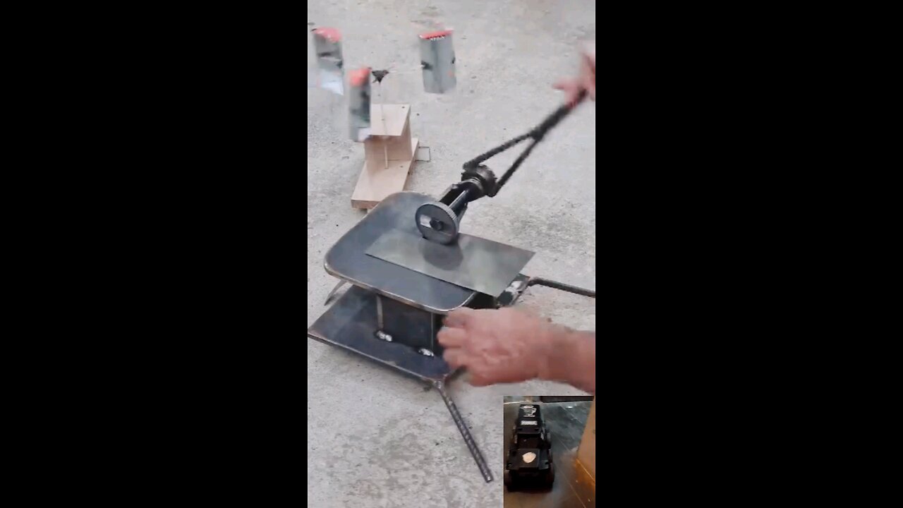 A non-electric tool that can easily cut iron.