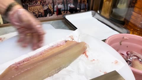 Have you ever tried sashimi made with grass carp? Cut half into double