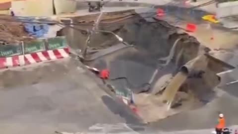 🔥🔥🔥 Last Sept; Thailand - Huge Sinkhole Disrupts Busy Bangkok Street, Swallowing Roadway