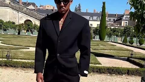 🏠✨ Koundé deslumbra en el evento de Jacquemus en Capri: moda y elegancia surrealista