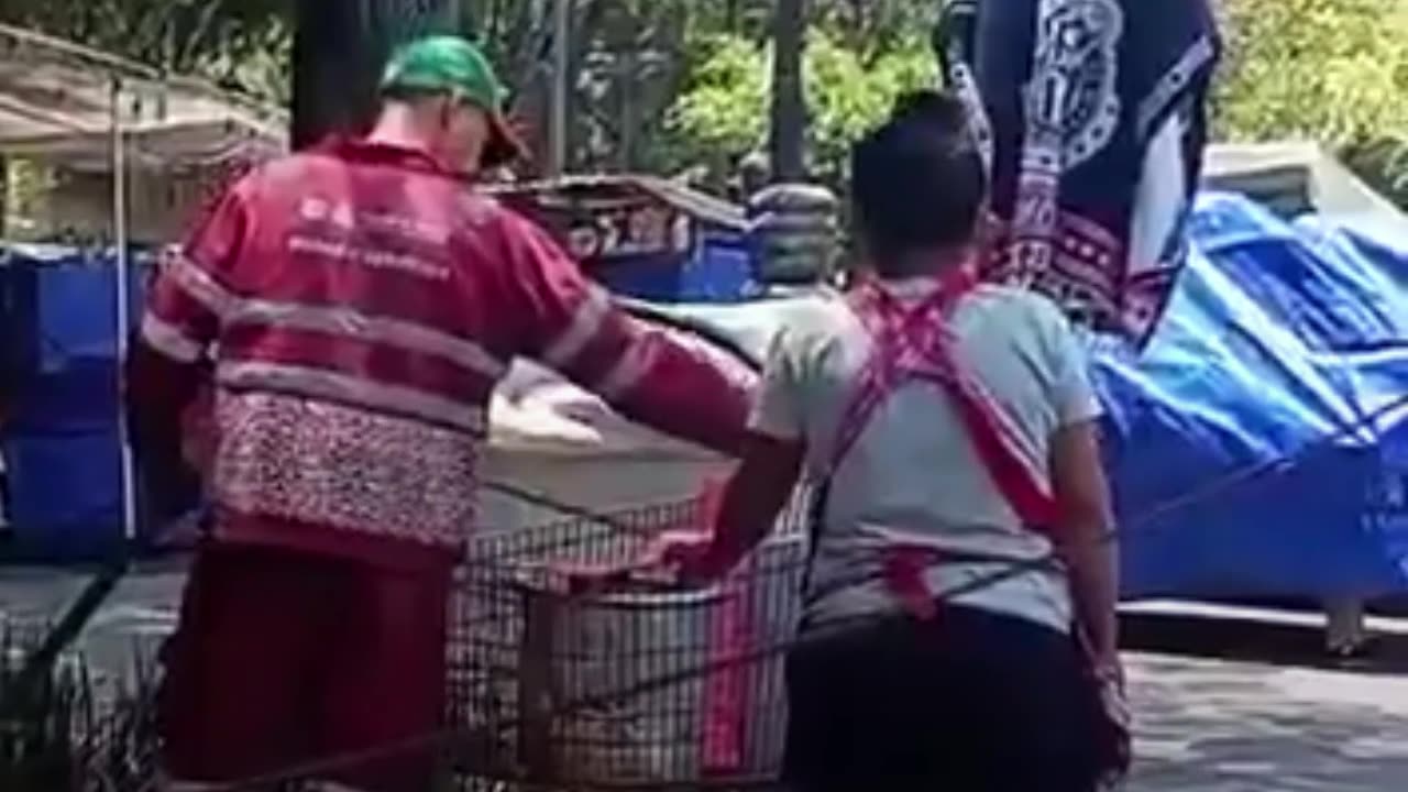 Captan a vendedora hirviendo elotes con agua de riego en CDMX