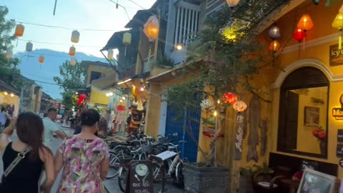 Visit the ancient town of Hoi An - Da Nang