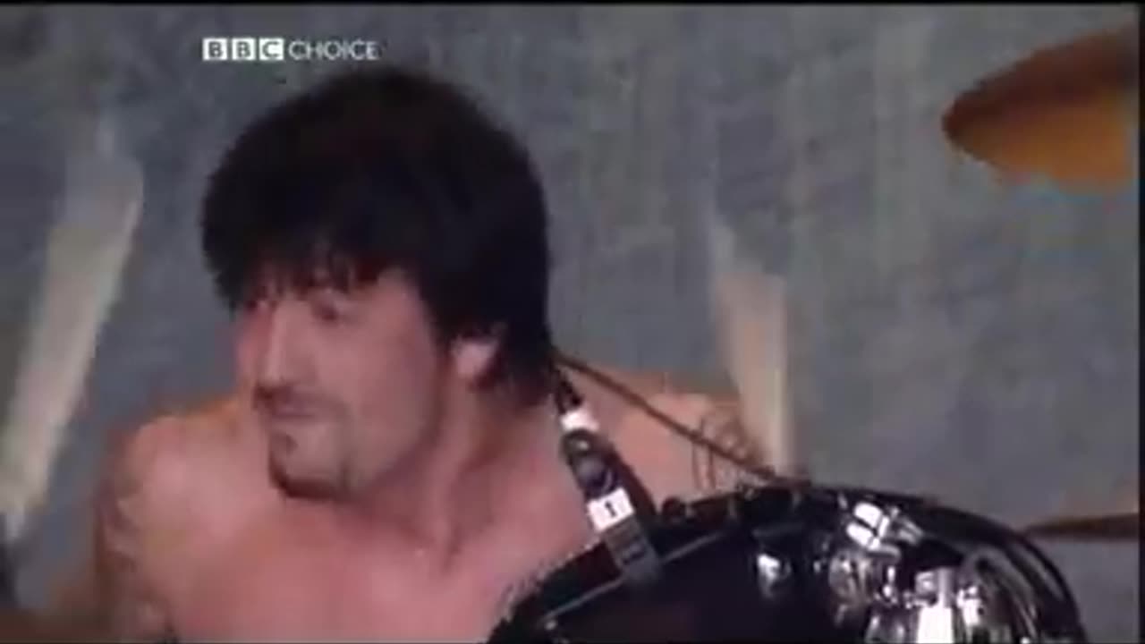 Queens Of The Stone Age feat. Dave Grohl - Avon (Glastonbury 2002) HD
