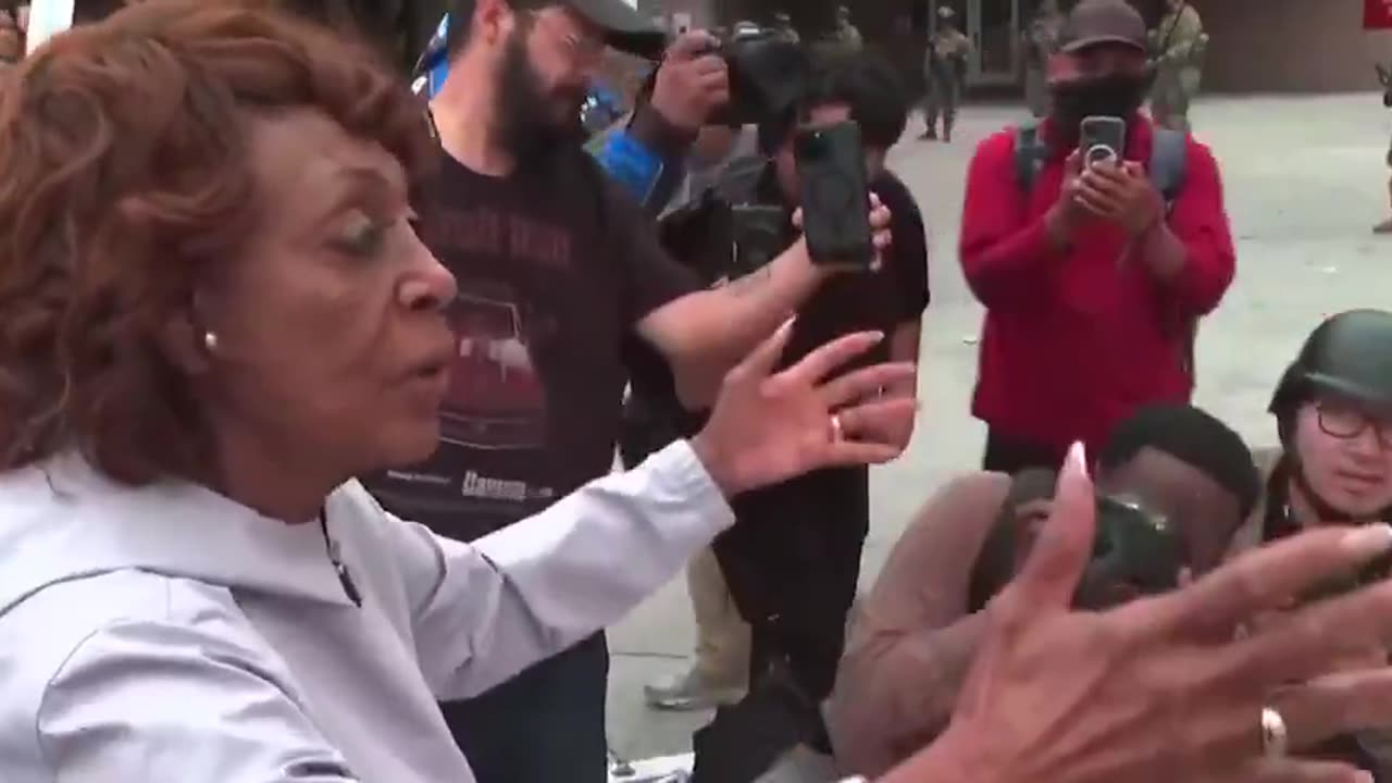 Los Angeles - Democrat Rep. Maxine Waters is now verbally harassing the National Guard