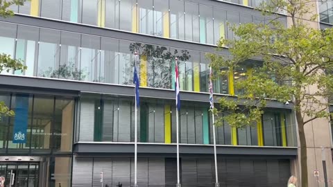 Ministerie van Financiën hangt de SDG vlag uit 25-09-2023