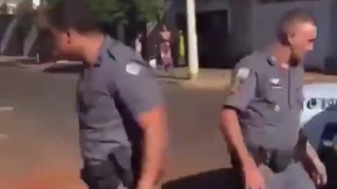 A criminal attacks a Brazilian policeman and his colleague solves problem in 1/2 second.