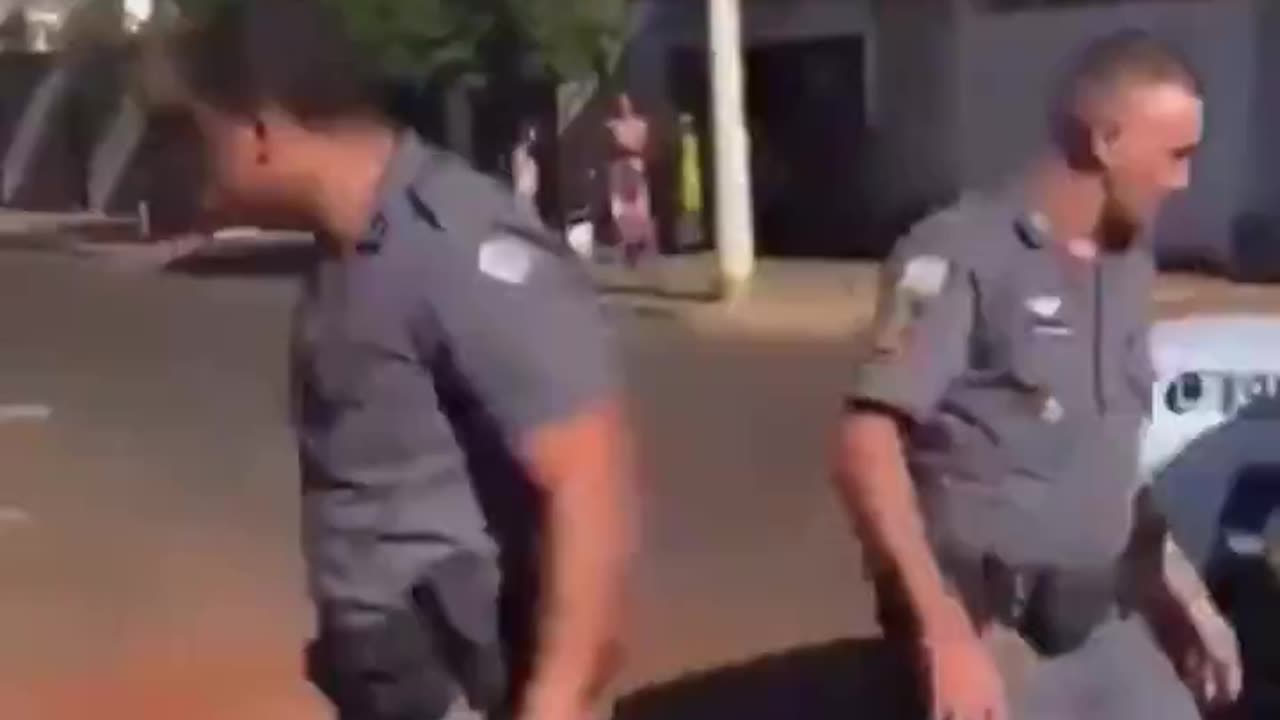 A criminal attacks a Brazilian policeman and his colleague solves problem in 1/2 second.