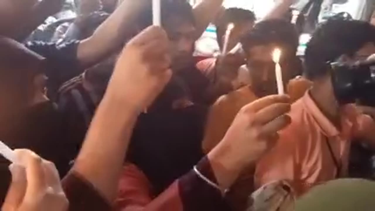 স্মরণে মোমবাতি প্রজ্বলন কর্মসূচিতে পুলিশের বাঁধা,উত্তপ্তপরিস্থিতি #IamaakboR