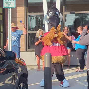 Wawa's Wally goose dancing