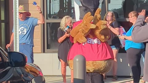 Wawa's Wally goose dancing