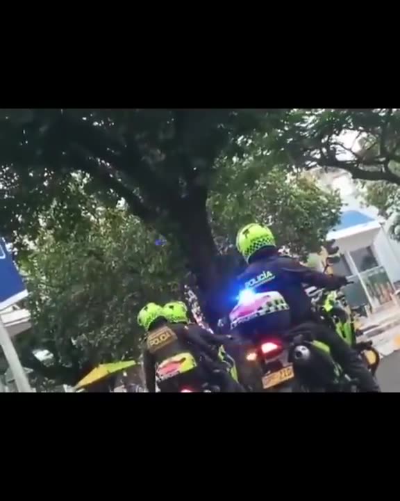 policías despertando a un habitante de calle con pistola taser