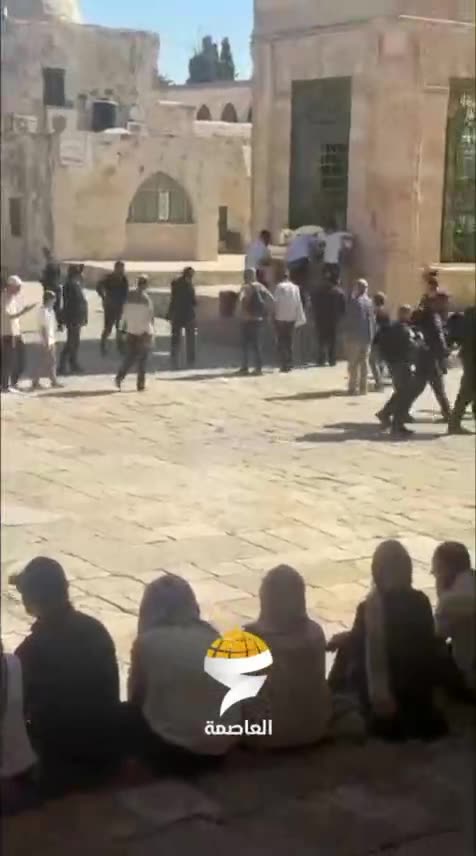 Israeli Jewish settlers under police cover break into the courtyards of Al-Aqsa Mosque