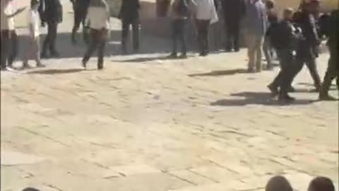 Israeli Jewish settlers under police cover break into the courtyards of Al-Aqsa Mosque